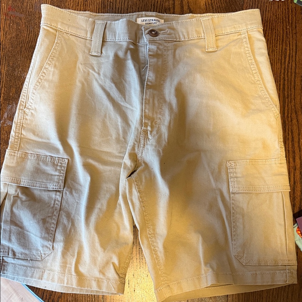 Levi's Men's Beige Cargo Shorts